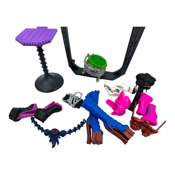 Monster High Robecca steam 2012 first generation doll accessories collector item